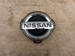 Эмблема на решетку радиатора под камеру Nissan X-Trail T31 Б/У арт.628903UZ5A (17749)